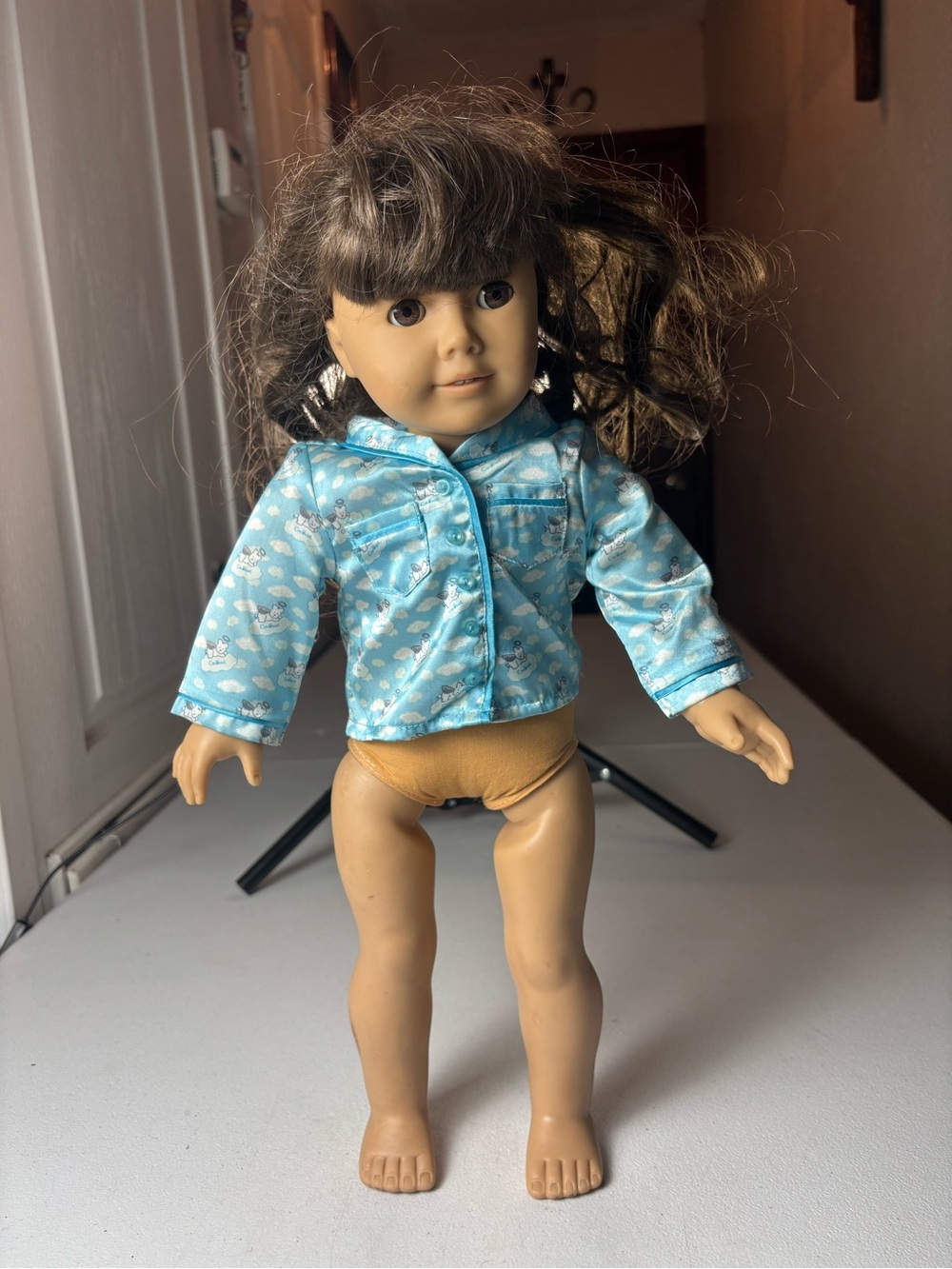 PLEASANT COMPANY AMERICAN
GIRL DOLL - BLUE EYES AND BROWN HAIR - 18" TALL